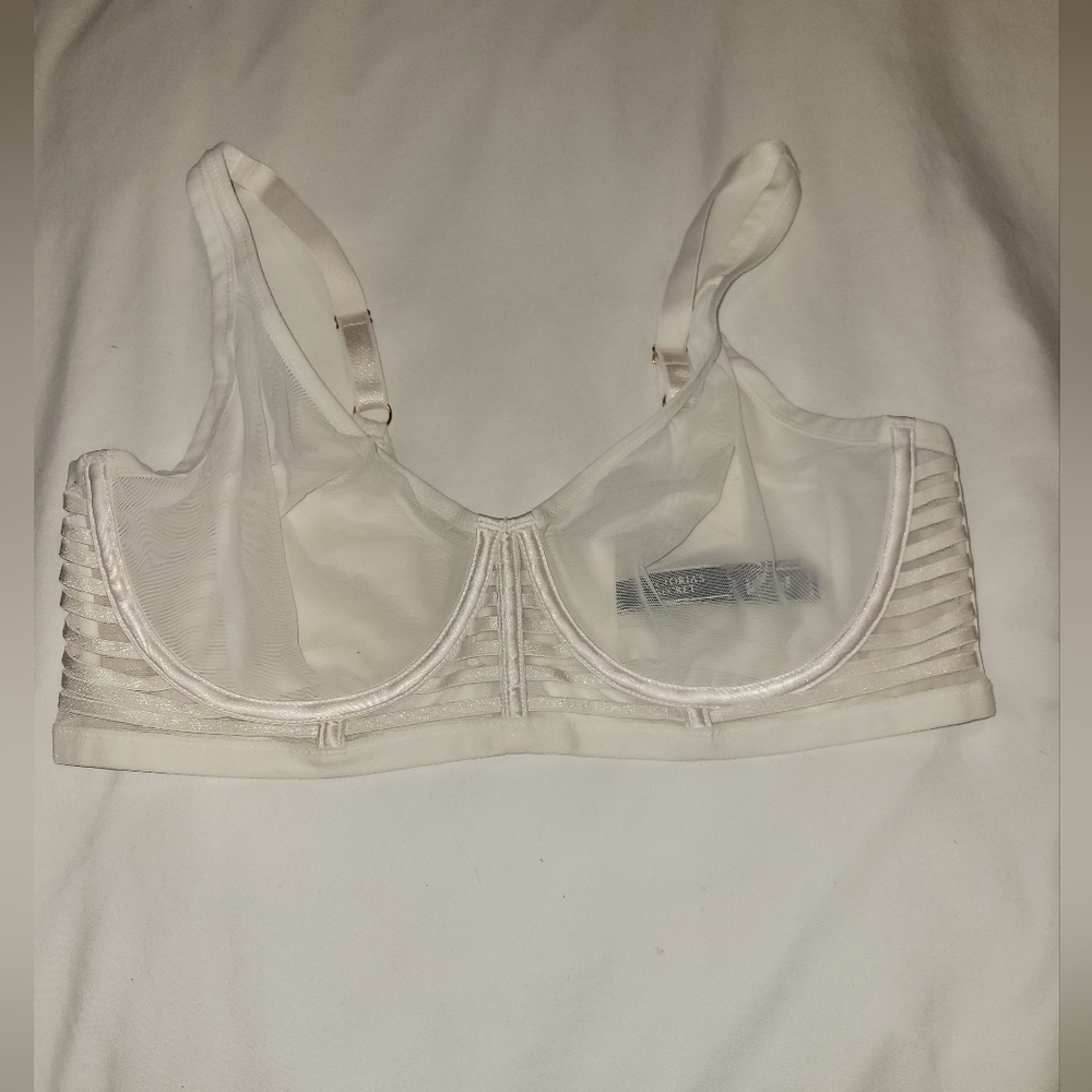 NWOT Victoria Secret White Unlined Plunge Bra